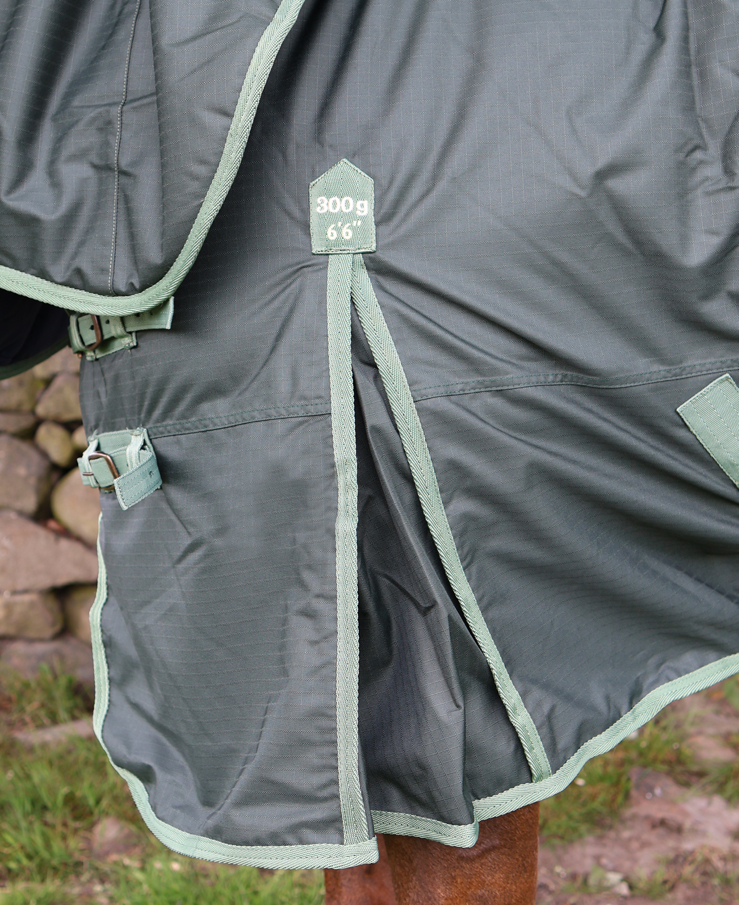 Perf 300g Detachable Neck Turnout Rug - Dark Green - Image 8